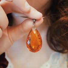 Апельсиновый сапфир: полезные свойства камня, характеристики и особенности его ношения