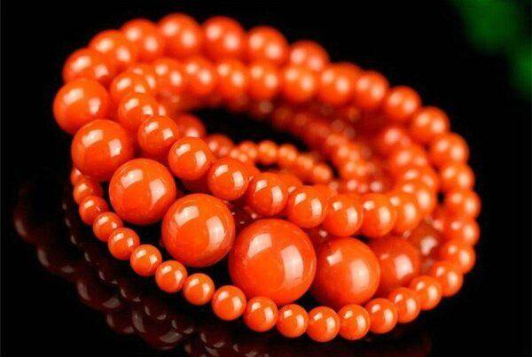 Красный нефрит: особенности его ношения, полезные свойства камня