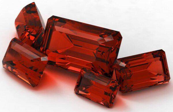 Красные кристаллы: значения, свойства и особенности его ношения