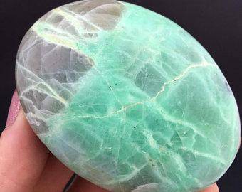 Зеленый лунный камень: особенности, кому подходит, описание