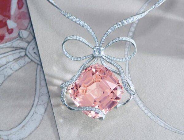 Розовые кристаллы: смыслы, свойства и особенности их использования