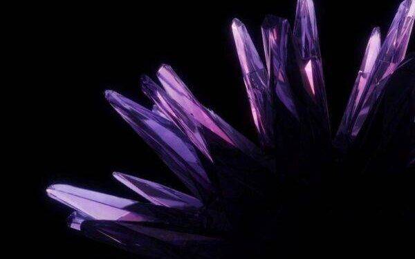 Фиолетовые кристаллы: кому подходят и особенности их ношения
