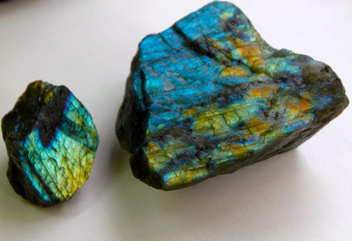 Золотой лабрадорит: значения,особенности и основные характеристики камня